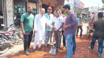 ফরিদপুরে চলাচলের অযোগ্য সড়ক মেরামত করলো যুবদল কর্মীরা